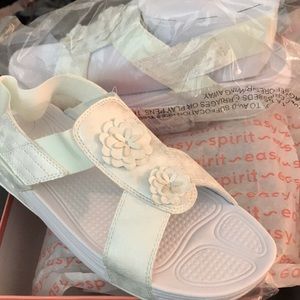 White Easy Spirit Hero 3 sandals in size 10W